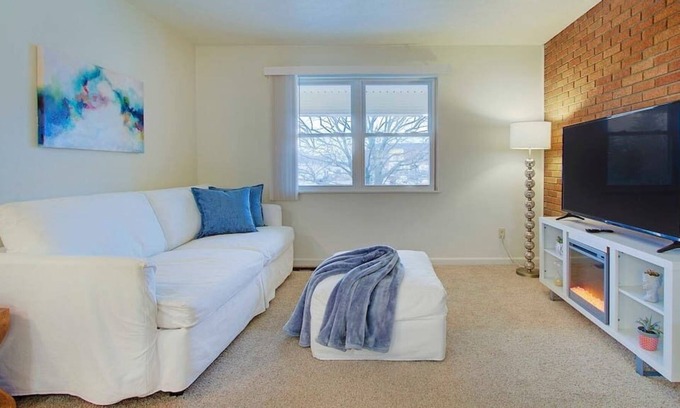 North Canton Apartamento | Bright & Airy 1BR near Hall of Fame/Hwy/Airport
