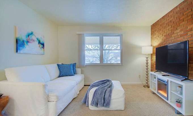 North Canton Apartamento | Bright & Airy 1BR near Hall of Fame/Hwy/Airport