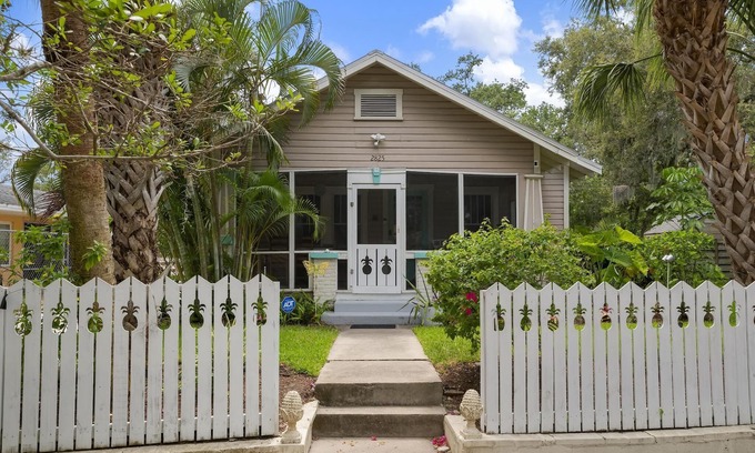 Bayou Oaks Casa | Bright, Airy, Beach Bungalow Near Downtown, St Armands, Longboat! Pet Friendly!