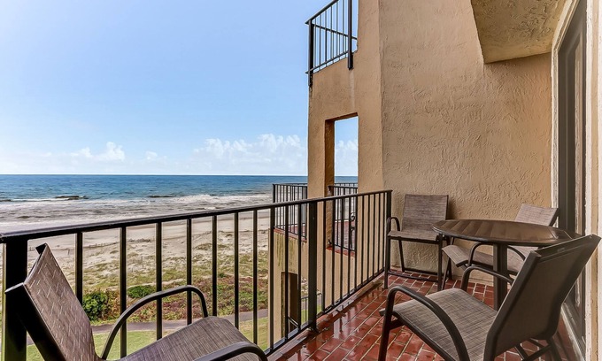 Fernandina Beach Condominio | Bright & airy oceanfront condo with pool, huge balcony, washer/dryer & AC