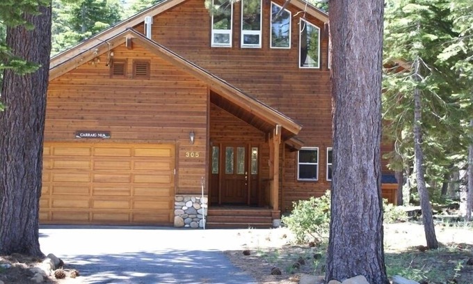 Tahoe City Cabina | Moderno, luminoso, de espaldas al bosque, a pie de Tahoe Rim Trail