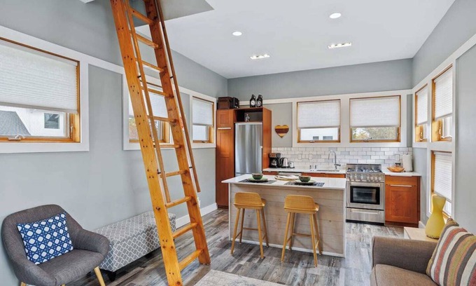 Michigan City Condominio | Bright and airy condo tucked away in the trees of Tryon Farms