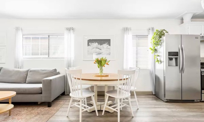 Del Rey Casa | Bright and Beachy Retreat in Marina Del Rey!