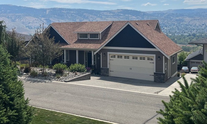 Kamloops Casa | Bright and beautiful 2 bedroom 2 bath, breathtaking views. 3- 4 month stay only