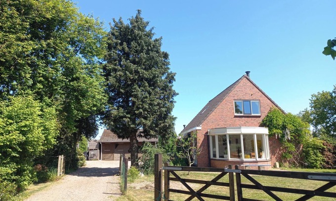 Wedde Casa | Bright and comfortable house, large fenced yard, toys, hiking, wood stove!