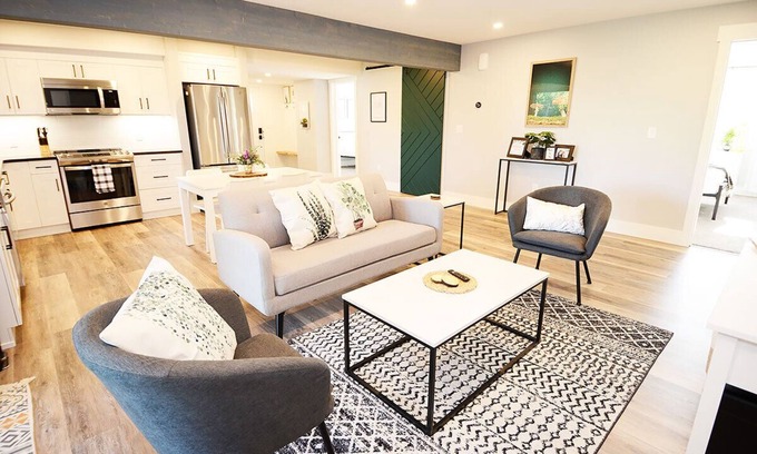 Pincher Creek Casa | Bright and Comfy , Brand New Lower Level Walkout