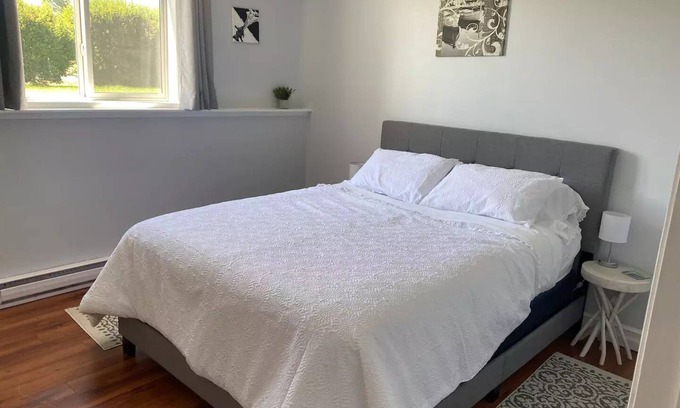 East Kootenay Apartamento | Bright and Cozy 2BR Central Condo W/D Parking