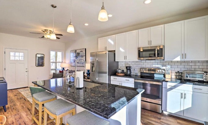 Oakley Casa | Bright and Inviting Home by Biltmore Village with Deck