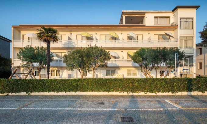 Lignano Sabbiadoro Apartamento | Luminoso y funcional estudio con vistas al mar.