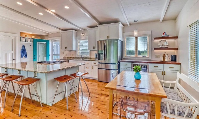 Detroit Lakes Casa | Bright and Modern Luxe on Long. Peloton bike in unit