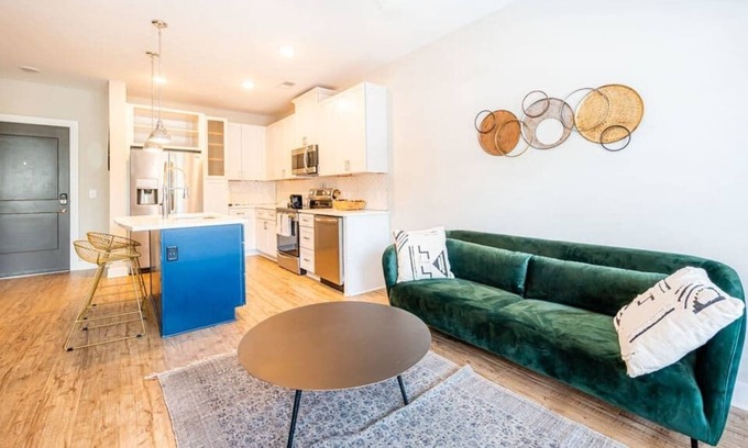 Plaza Midwood Apartamento | Bright and Pretty 1BR with Pool & Gym