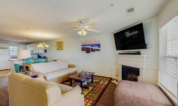 Kimberling City Condominio | Bright and spacious condo w/ patio, jetted tub & community pool - pet friendly