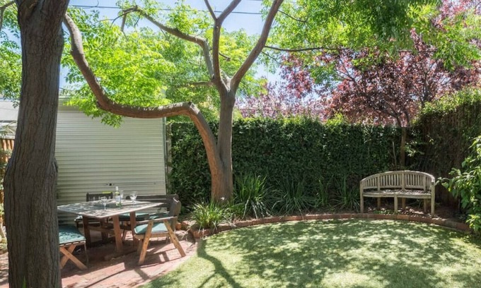 Fitzroy North Casa | Bright and spacious home w/garden and spa bath