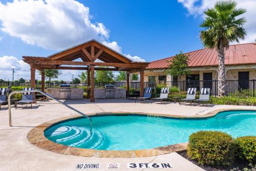 Pflugerville Apartamento | Bright and Spacious Apartments with Gym and Pool Access at Century Stone Hill North in Pflugerville, Austin