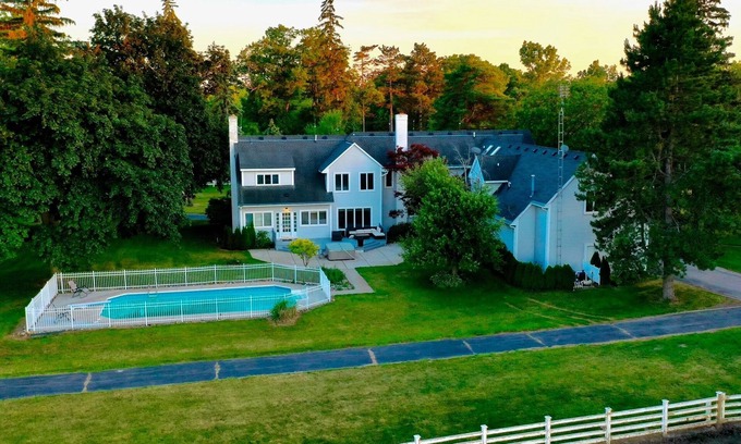 Burns Township Otro | Bright and spacious farm house retreat.