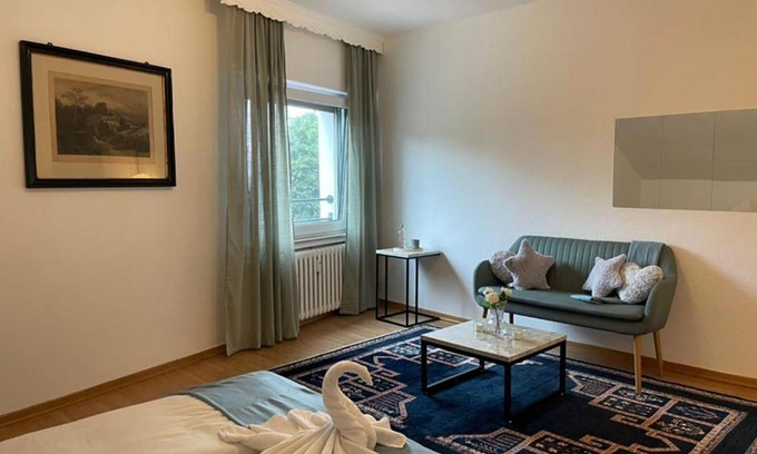 Altstadt-Sued Apartamento | Bright and Stylish Apartment Steps Away from the Rhine