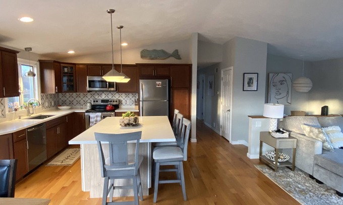 Matunuck Casa | Bright and Sunny Matunuck Beach House