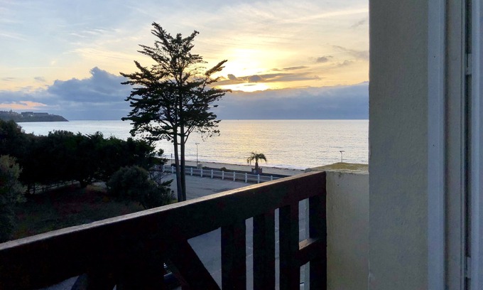 Donville-les-Bains Apartamento | Luminoso apartamento con vista al mar y acceso directo a la playa.