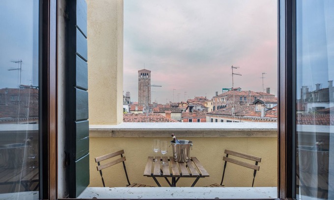 Santa Croce Apartamento | Bright Apartment On Venetian Roofs R&R