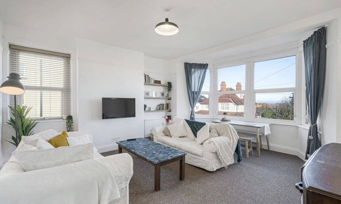 Minehead Apartamento | Bright Apartment w/ Parking & Distant Sea Views
