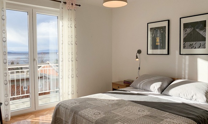 Crikvenica Apartamento | Apartamento luminoso con vista al mar balcón 4 + 1 personas.