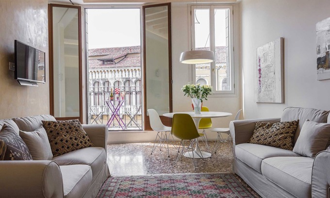 San Marco Apartamento | Bright Apartment with open view on Campo Santo Stefano