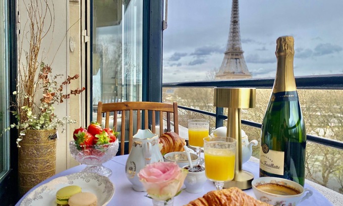 Montmartre Apartamento | Bright apartment with stunning Eiffel Tower view