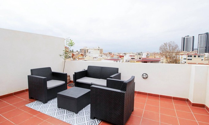 Capuchinos Apartamento | Apartamento luminoso con terraza, barbacoa, parking y aire acondicionado en Málaga