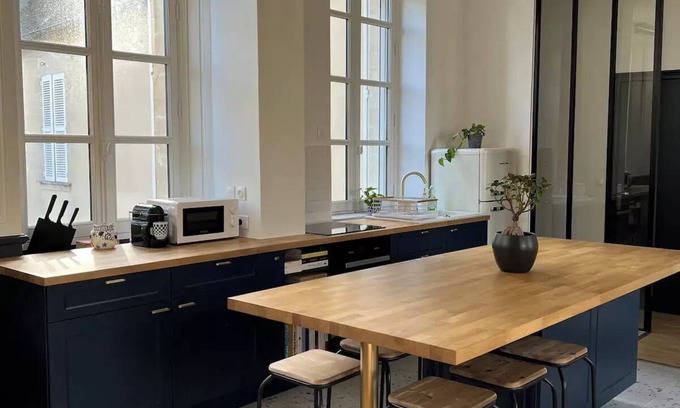 Bayeux Apartamento | Bright Apt 750 sq ft in Bayeux historic center w Pkg