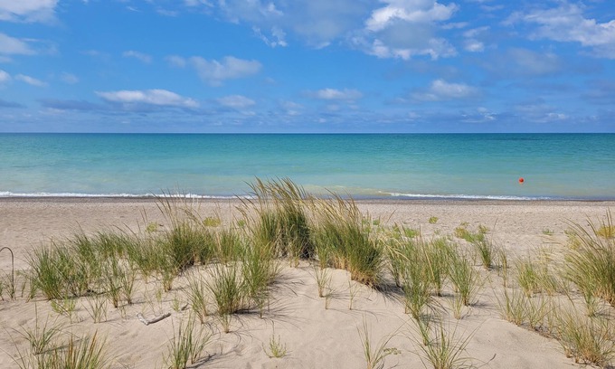 Ashfield-Colborne-Wawanosh Casa | Bright beach house, white sand & stunning sunsets!