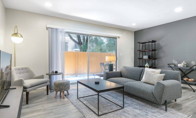 Beverly Grove Apartamento | Bright Beverly Grove 2BR near Cedar Sinai Hospital, by Blueground