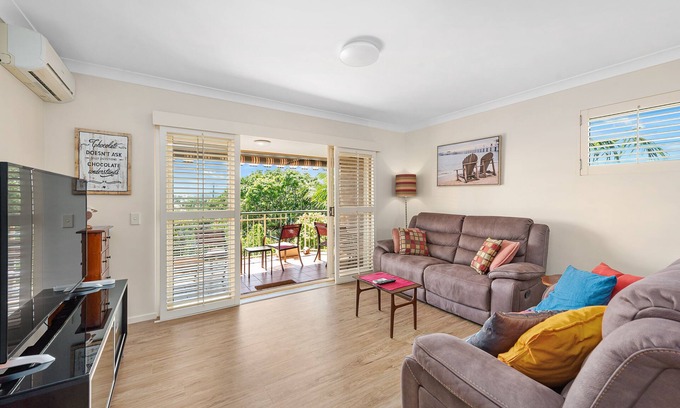 Wooloowin Casa | Bright & Breezy ~ 2 Bed/2 Bath /1 Car/ Views!