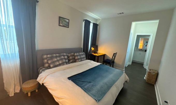Simi Valley Cama Y Desayuno | Bright & Breezy Room - Your Home Away from Home