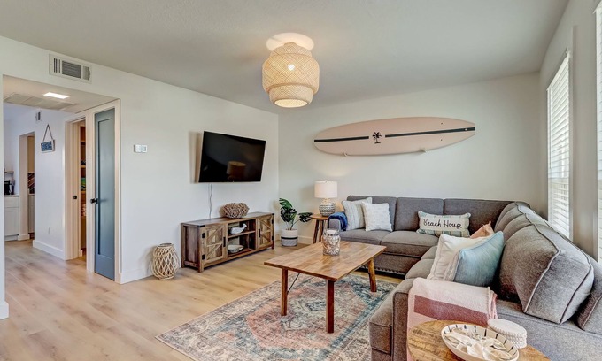 Fernandina Beach Condominio | Bright & Breezy Beach Cottage – Walk to Sand, Pets Welcome!