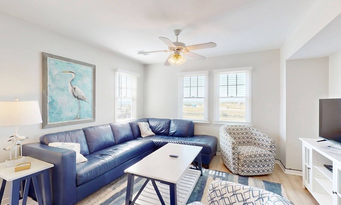 Buxton Casa | Bright Buxton townhouse with pool access, fast WiFi, AC, W/D & ocean views