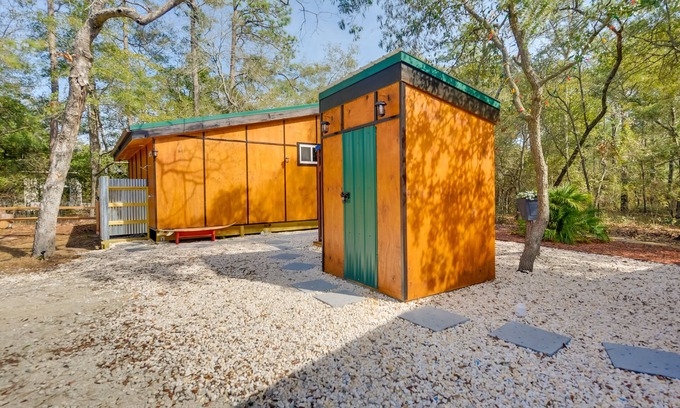 Supply Cabina | Bright Cabin w/ Fire Pit - 2 Mi to Holden Beach!