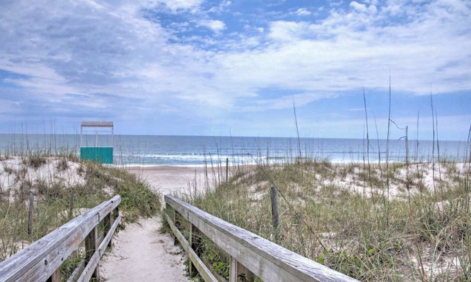 Carolina Beach Condominio | Bright Carolina Beach Condo - ¡Camina hacia la playa!