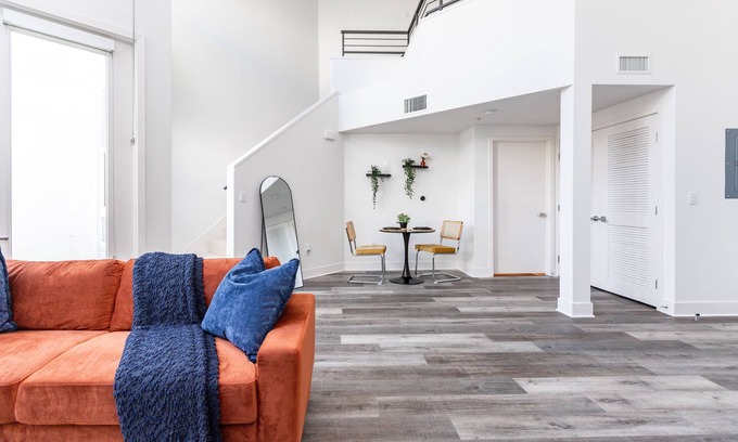 Glendale Apartamento | Bright & Cental 2-Story Loft