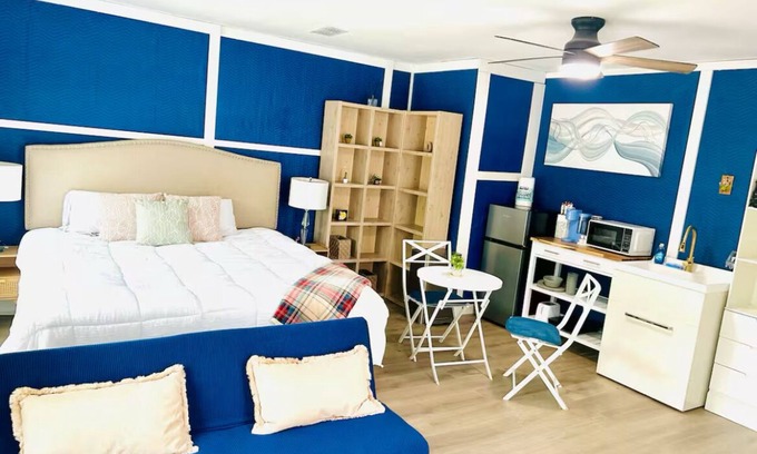 Windsor Hills Apartamento | Bright Charming Garage Studio in North Central Austin Neighborhood