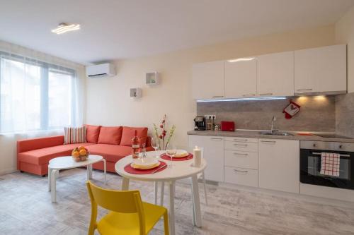 Sofia Apartamento | Bright & Chic Parkside Apartment