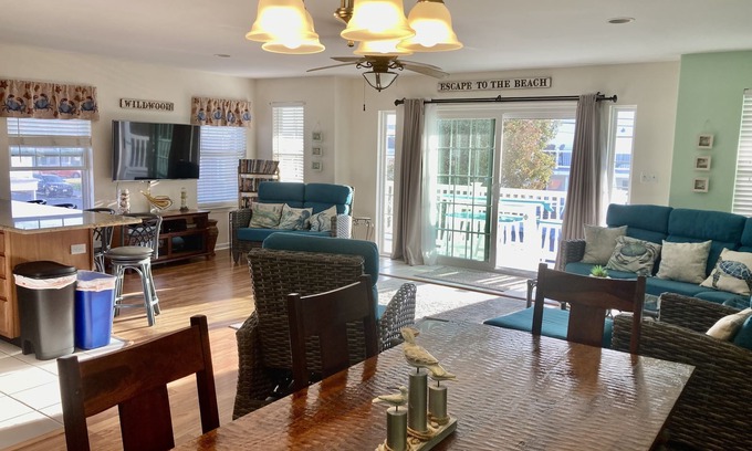 Wildwood Condominio | Brillante, limpio y actualizado 3 BR, 2 BA Prime Location!