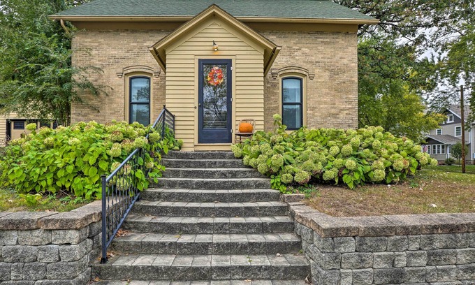 Clear Lake Casa | Bright Clear Lake Getaway, 4 Blocks to Downtown!