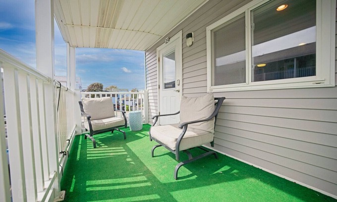 Old Orchard Beach Apartamento | Bright Coastal Escape Steps from the Beach