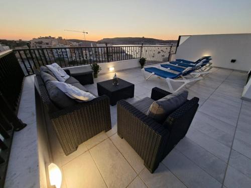 Għadira Apartamento | Bright Coastal Penthouse with Huge Terrace Overlooking the Sea- Ghadira Mellieha