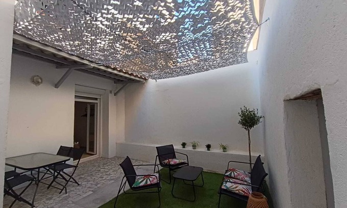 Salses-le-Chateau Apartamento | Bright cocoon with private courtyard