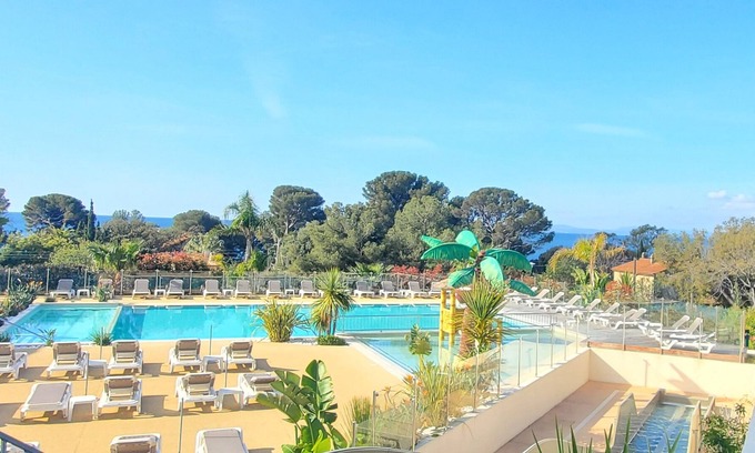 Le Dramont Chalet De Esquí | Bright cocoon with pool and sea view