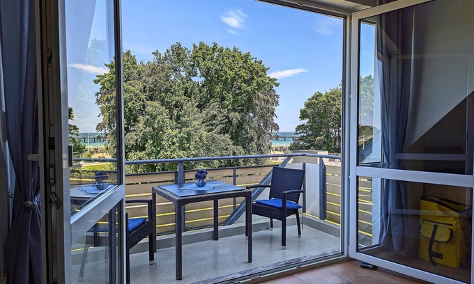 Zingst Apartamento | Bright, comfortably furnished apartment directly on the dyke and beach
