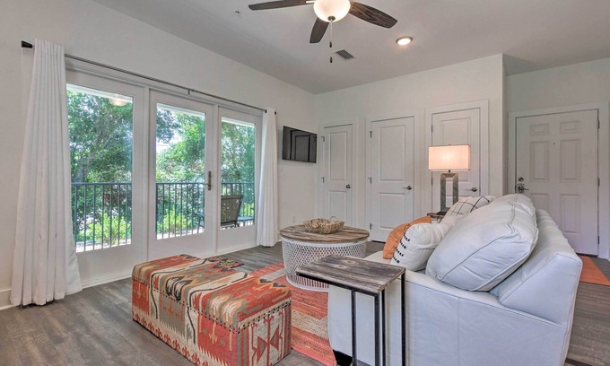 Santa Rosa Beach Condominio | Bright Condo w/ Pool, 3 Blocks to Santa Rosa Beach