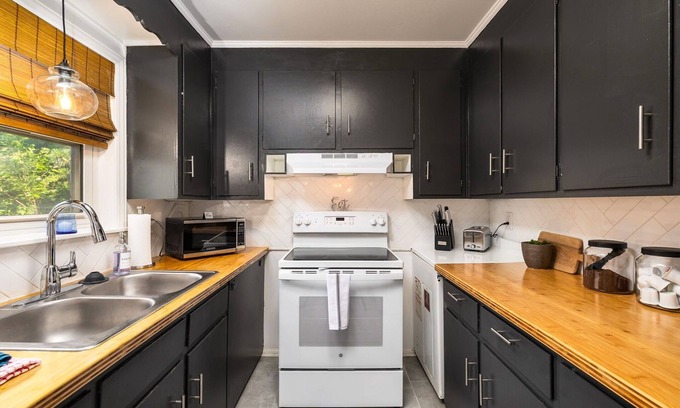Durham Apartamento | Bright & Cozy 2BR Retreat Near Duke University