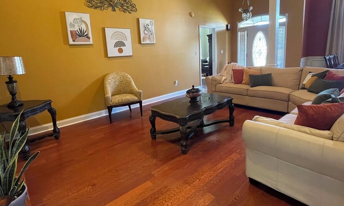 Kathleen Casa | Bright & cozy 3 bedroom home minutes from theme parks and many dining options.